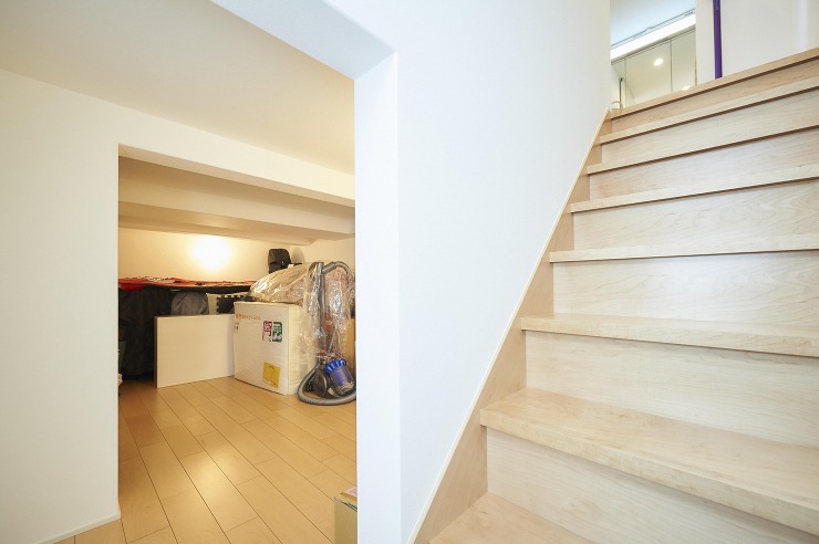 階段下にしっかり確保された収納スペースの画像