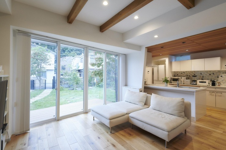 大開口窓からの日の光がうれしいリビングの画像