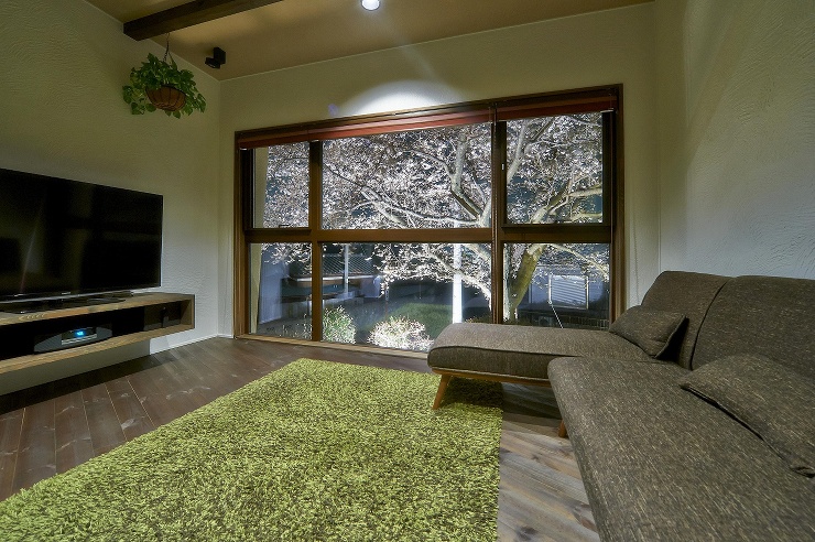 ライトアップされた桜が臨めるリビングの画像