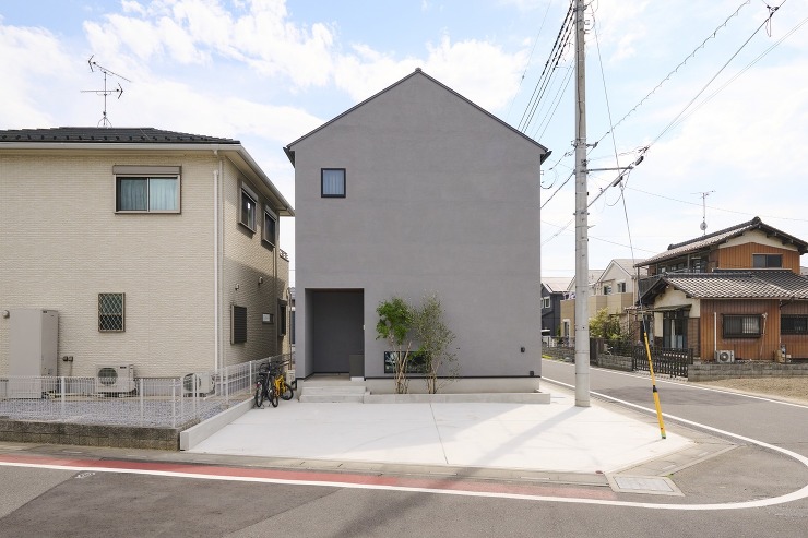 シンメトリーの屋根が目を惹く外観デザインの画像