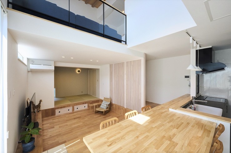 段差で空間を仕切ることで視線が抜け、開放感を味わえるスキップフロア。家族との憩いの時間や、それぞれの時間を過ごせるスペースを上下に配置しました。の画像