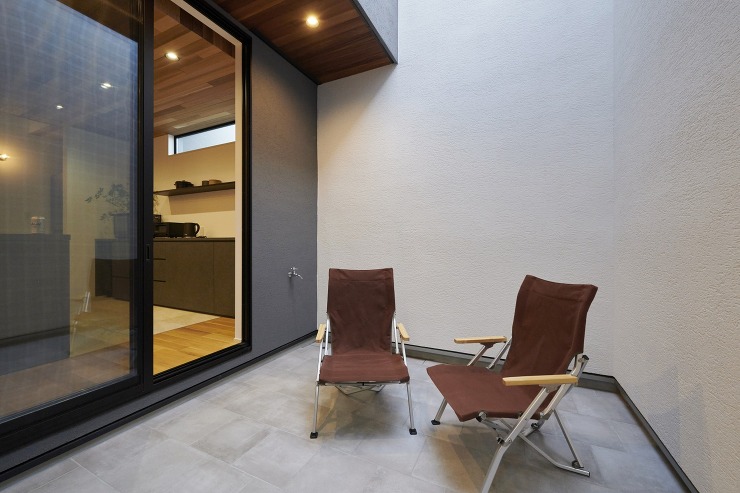 生活動線とプライバシーに配慮したパティオの画像