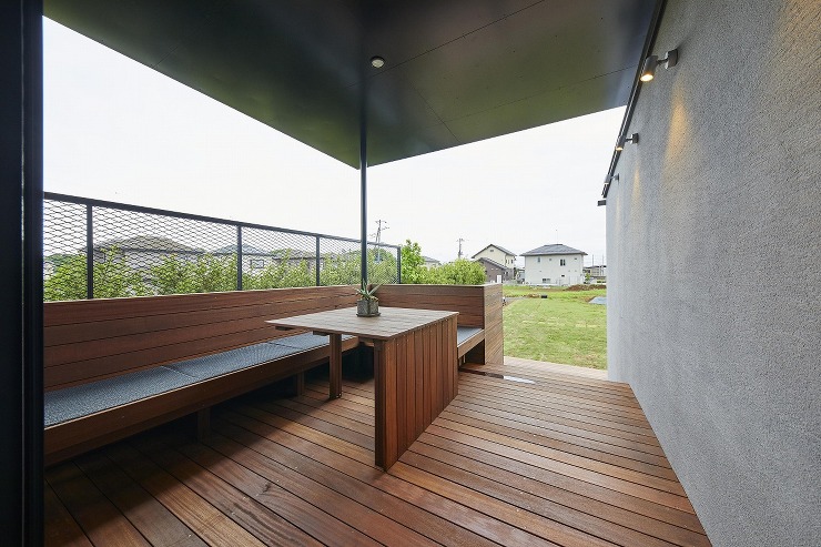 落ち着いて食事ができるアウトドアリビングの画像