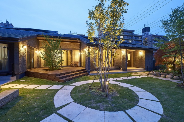 ライトで照らすシンボルツリーの画像