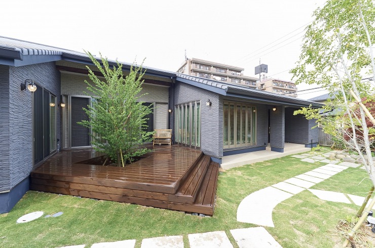 ツリーを置いたウッドデッキの画像