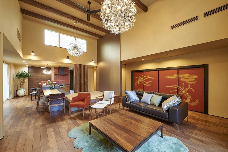 高い天井で開放感のあるリビングの画像