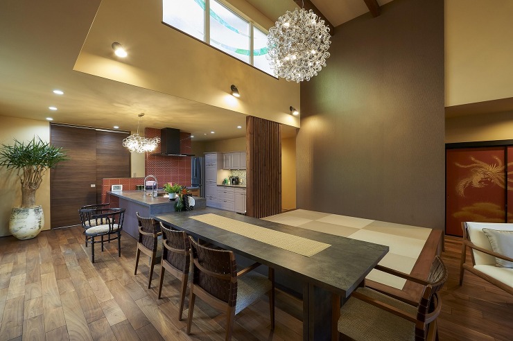 家族で寛ぐ小上がり畳スペースの画像