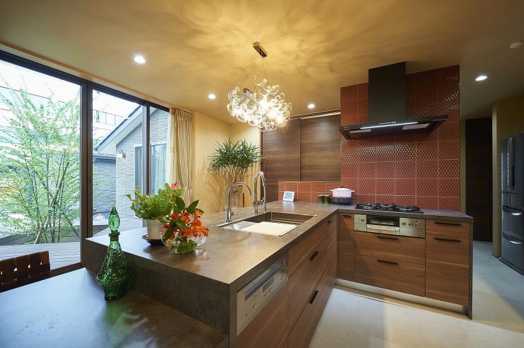 シンボルツリーが見えるキッチンの画像