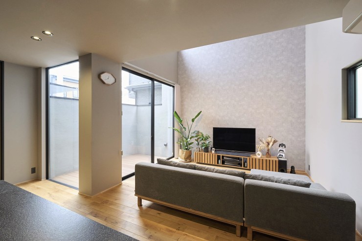 吹き抜けから光が注ぐ明るいリビングの画像