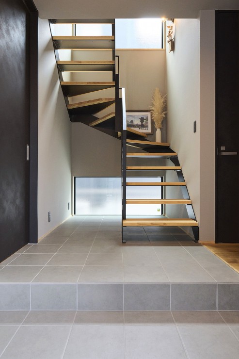 光を纏う玄関のオープン階段の画像