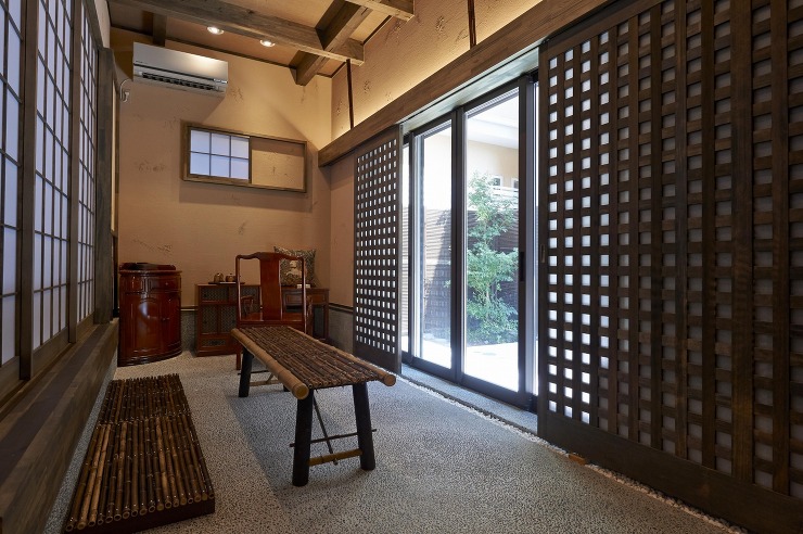 間接照明によるライトアップされた玄関の画像