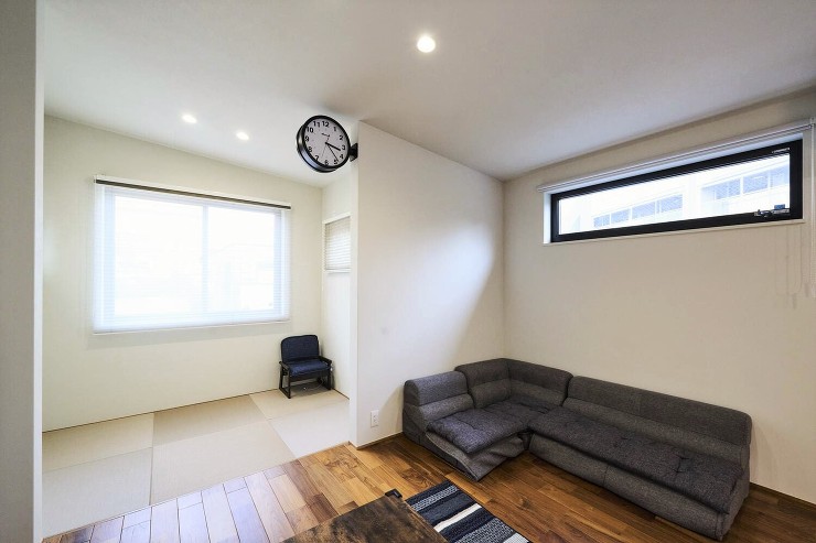 プライバシー性と採光に配慮した窓の配置計画の画像