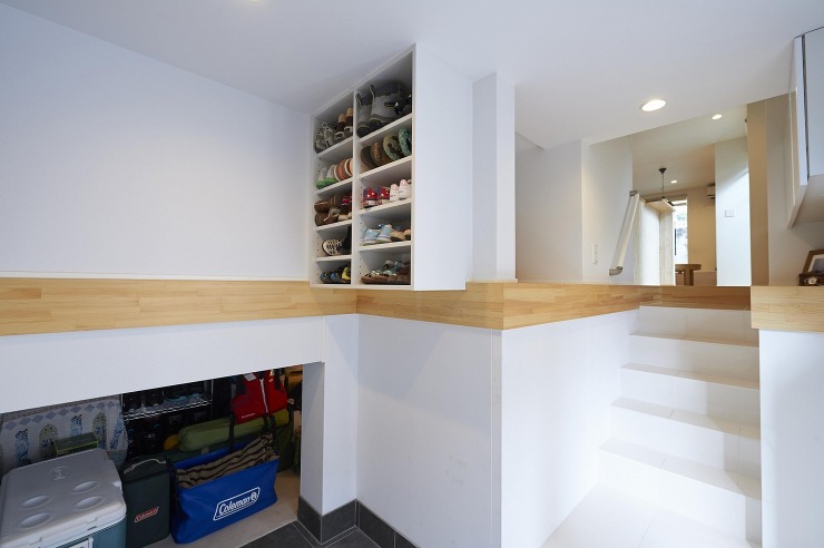 土間玄関に設けたアイデア収納の画像