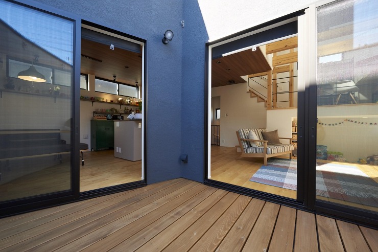 家族で過ごすウッドデッキバルコニーの画像