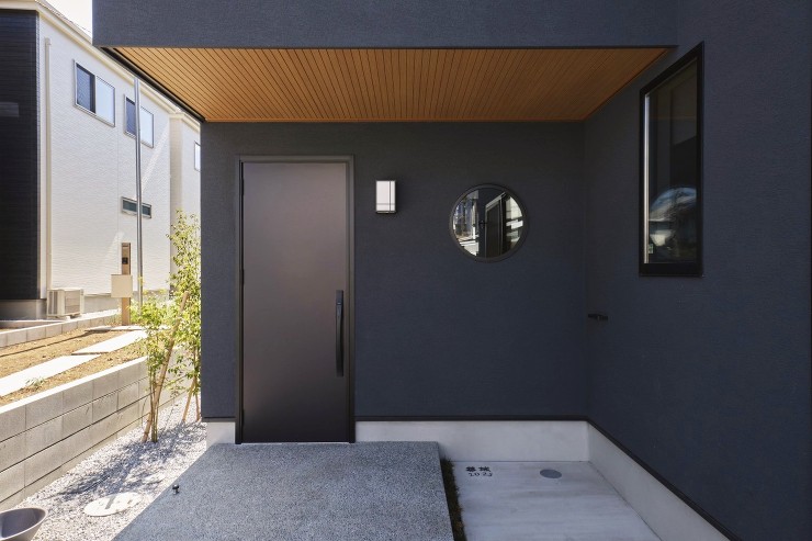 趣のある丸窓の画像