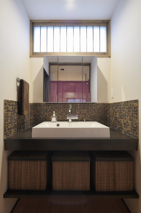 造作の洗面台をしつらえた洗面室。の画像