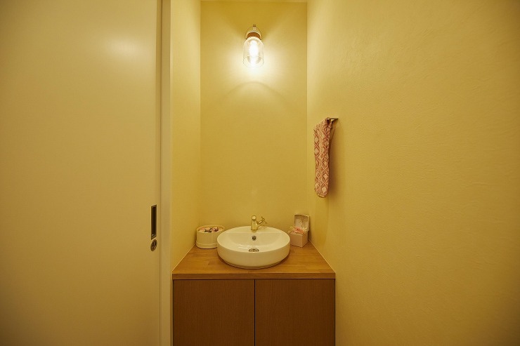 こだわり照明の造作洗面台の画像