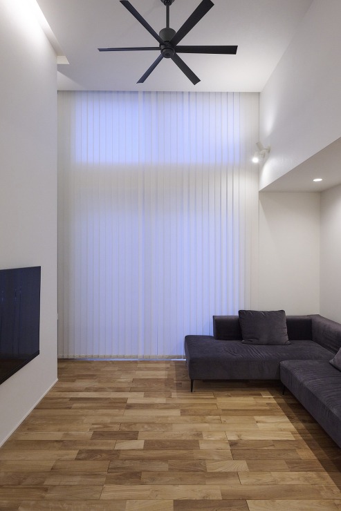 吹抜けの開放感が心地よいリビングの画像