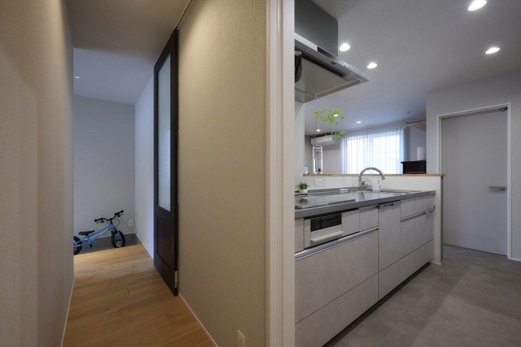 リビングとキッチンの2ヶ所から出入りができる1階親世帯の画像