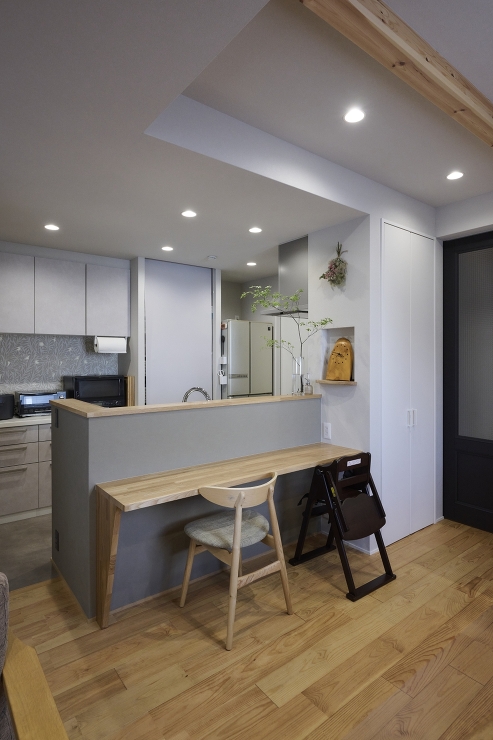 ダイニングとは別にカウンターテーブルを設えたキッチンの画像