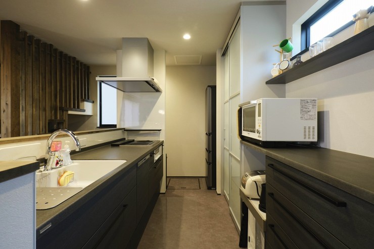 豊富な収納スペースが空間をスッキリ見せてくれるキッチンの画像