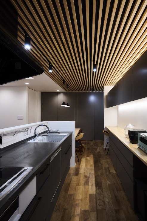 天井ルーバーが奥行き感とモダンな雰囲気を演出の画像