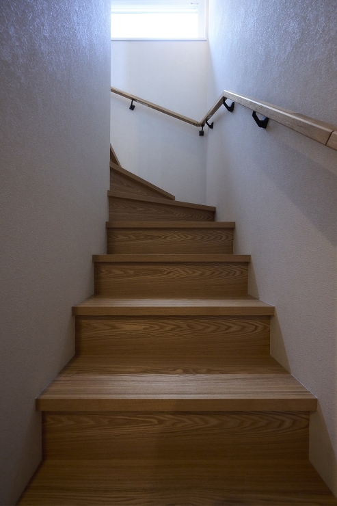 上階からの自然光をホールへ届ける階段の画像