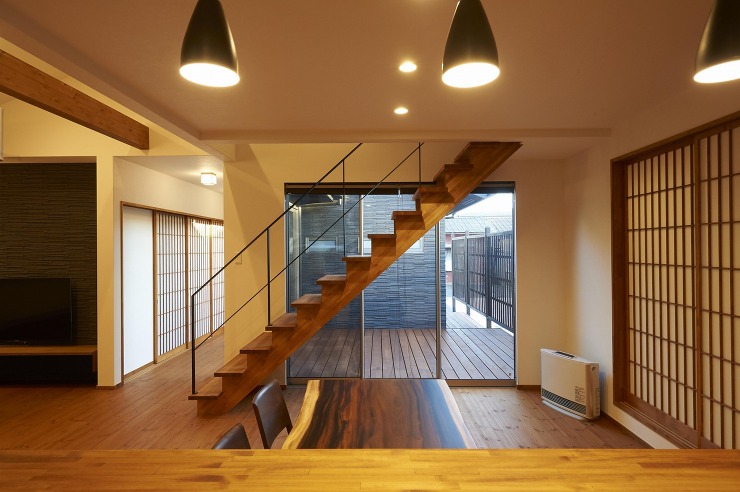 リビングの中央にあり存在感のあるスチール手すり階段の画像