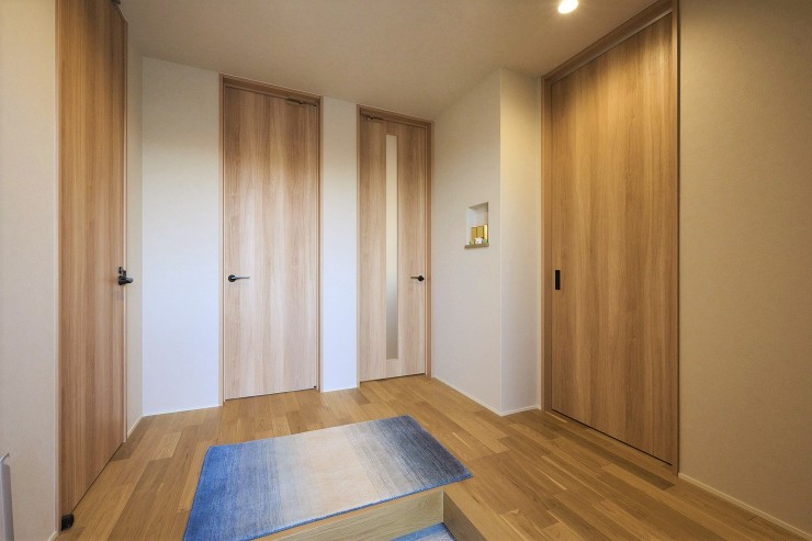 目的に合わせてドアの使い分けが叶う利便性高い玄関空間の画像