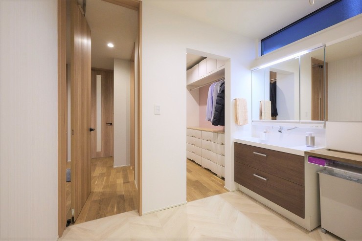 3方向のドアから出入り可能な1階ウォークインクローゼットの画像