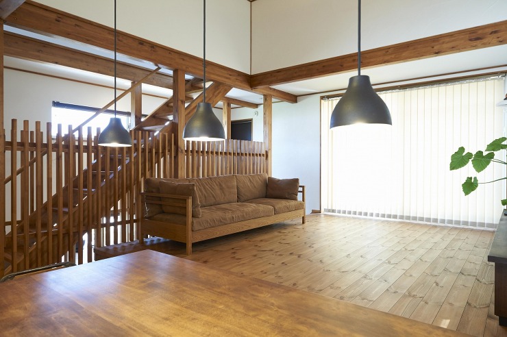 大きな窓が陽光をリビングへ届ける温かなリビングの画像