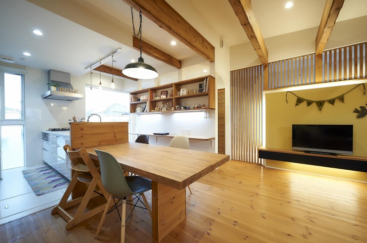 お施主様こだわりの無垢材をふんだんに仕様したリビングの画像