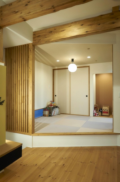 リビングの角に作られた憩いの畳コーナーの画像