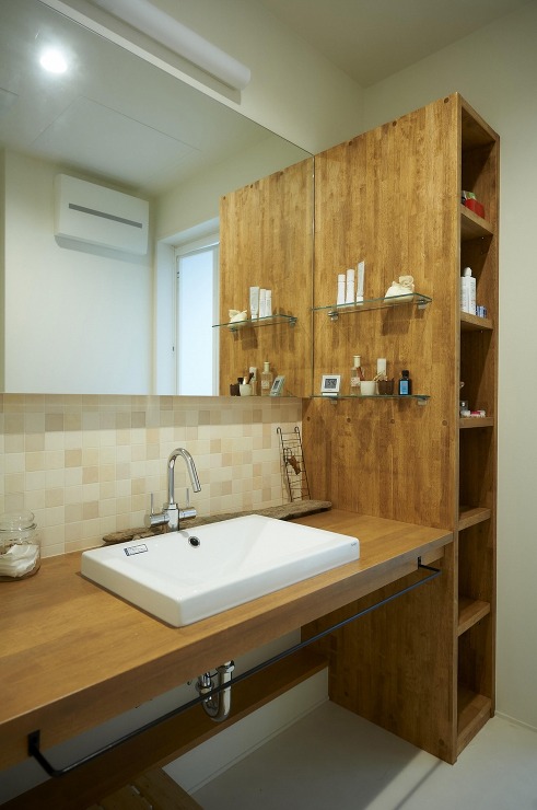 木の温かみを感じる洗面台の画像