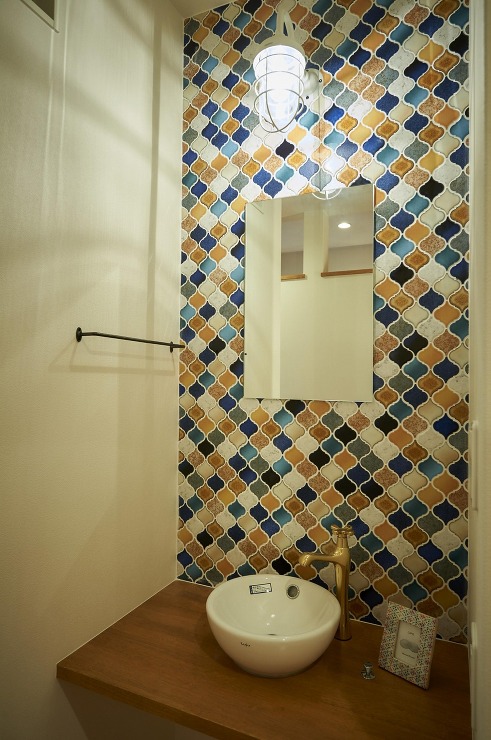 鮮やかなタイルと照明で華やかな造作洗面の画像