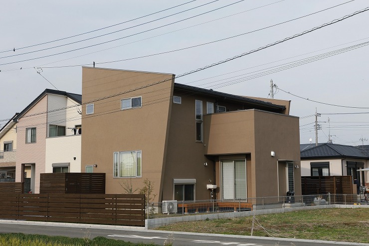 田園にたたずむ存在感のある家の画像