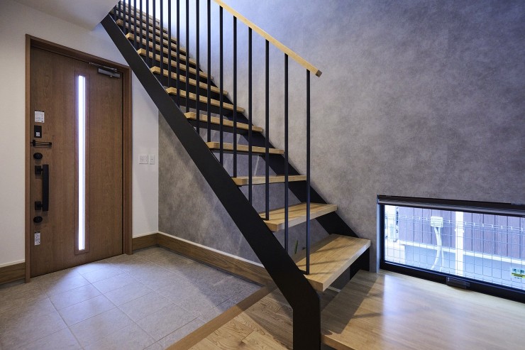 階下へ明かりを届ける鉄骨オープン階段の画像