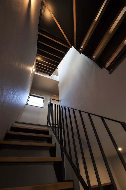 1階から3階まで吹抜けた空間が光と風を届けますの画像