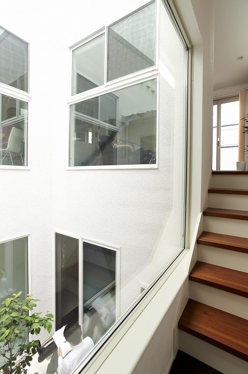 内からも外からもつながりを持たせる中庭の画像