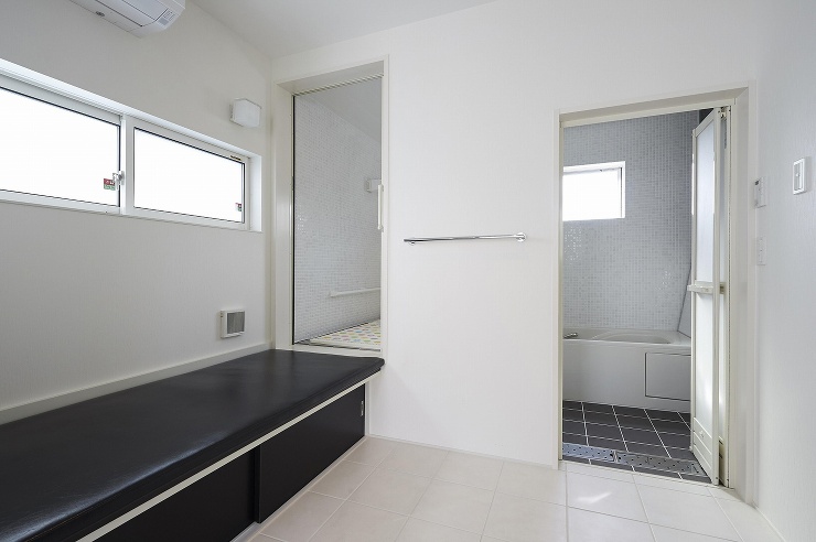 バリアフリーに考慮したゆとりある脱衣室の画像