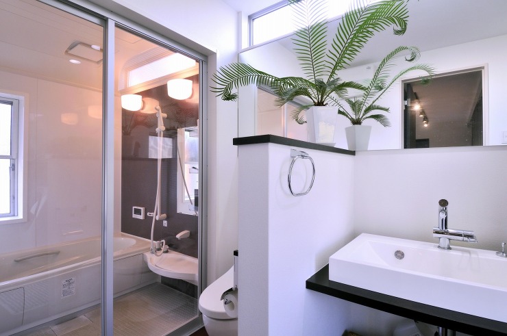 リゾートのような水廻りの画像