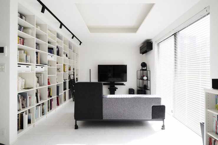 モノトーンを基調としたクールなリビングの画像