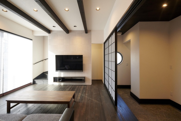 落ち着きのある無垢の床のリビングの画像