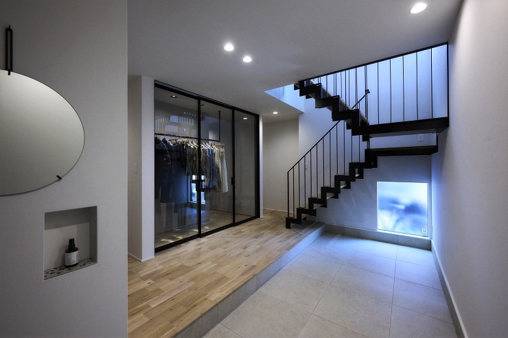 自然光を届ける、ストリップ階段×吹抜けの土間玄関の画像
