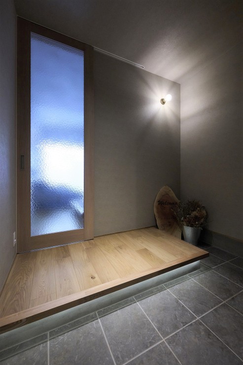 玄関まわりはシンプルにまとめ、光のアクセントとして間接照明を取り入れました。の画像