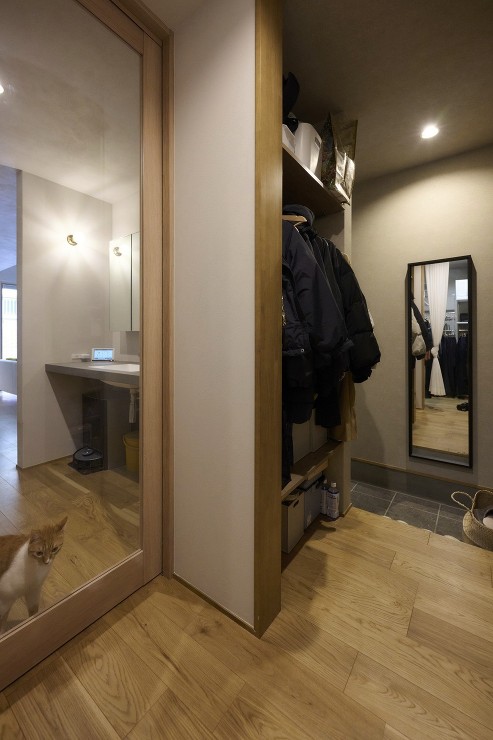 シューズインクローゼットからの出入りも可能な2WAY動線の玄関の画像