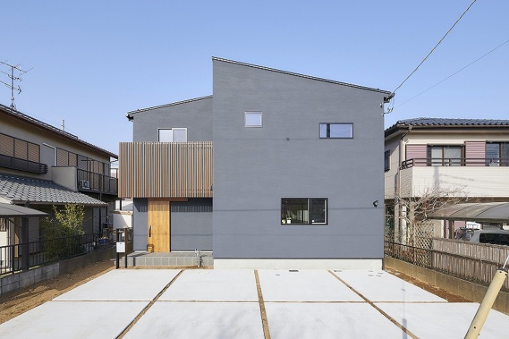 友人が集う庭のある家の画像