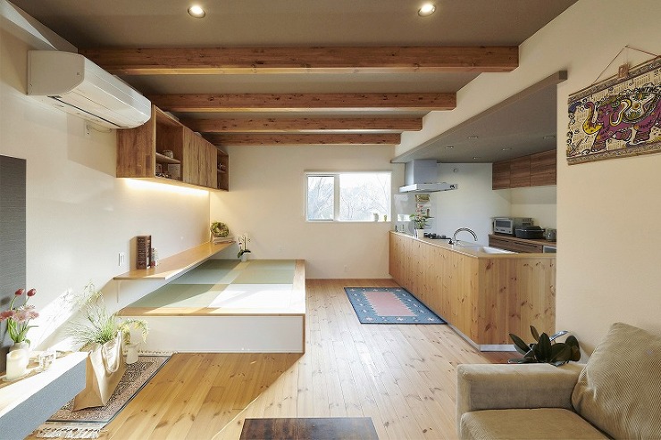 友人が集う庭のある家の画像