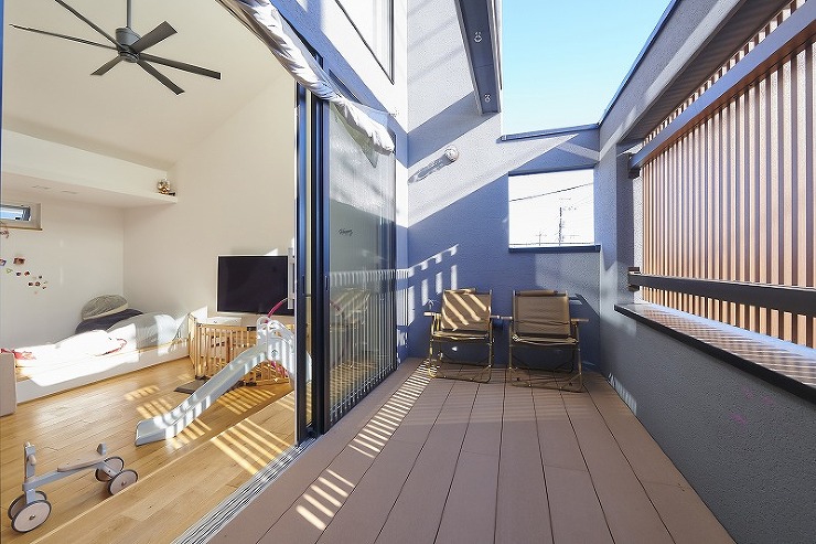 光が織りなすナチュラルな家の画像