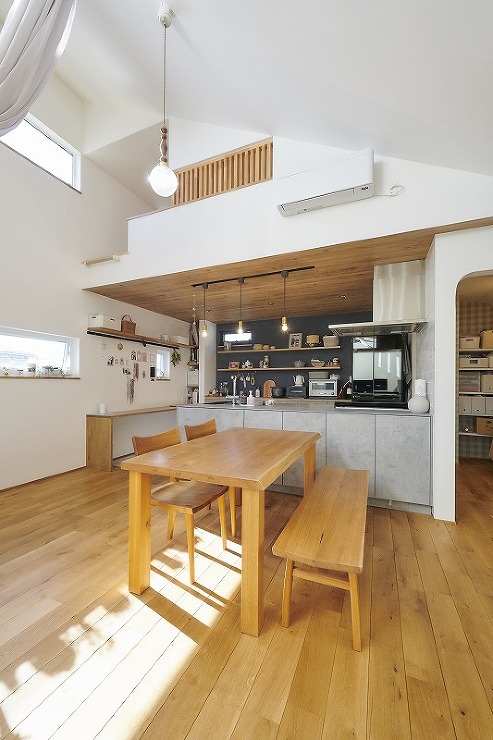 光が織りなすナチュラルな家の画像